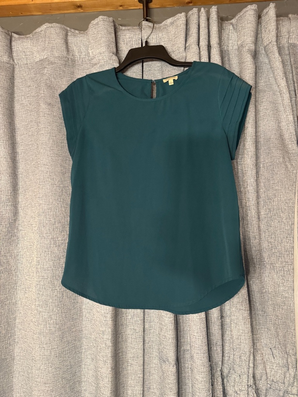 3/$15! 🎈 Lily White Teal Pleated Cap Sleeve Blouse